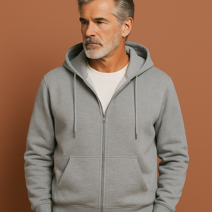 Model draagt comfortabel heren vest met rits en capuchon, geschikt voor casual herfstmode en moderne streetwear.