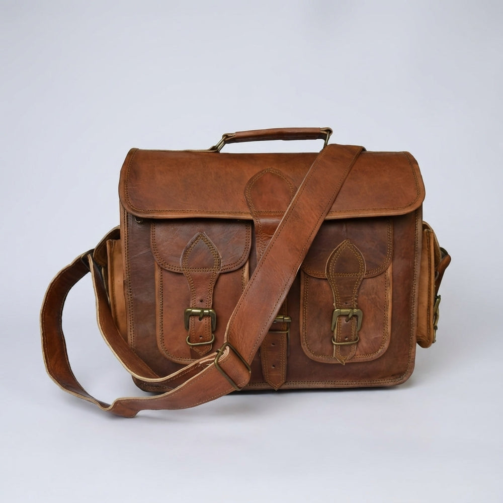 Stijlvolle vintage leren laptoptas voor heren, ideaal als werktas of cameratas met verstelbare schouderriem.