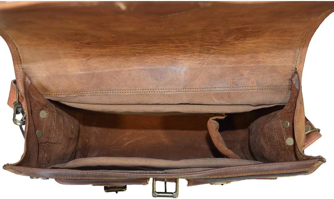 Man draagt vintage leren messenger tas van geitenleer; perfect voor laptop, camera en dagelijks gebruik.