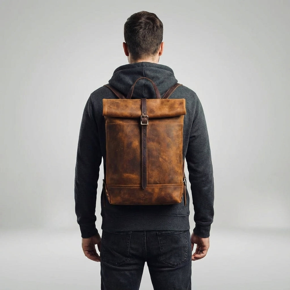 Handgemaakte bruine leren rugzak voor heren, vintage stijl. Duurzame Crazy Horse reistas voor dagelijks gebruik.