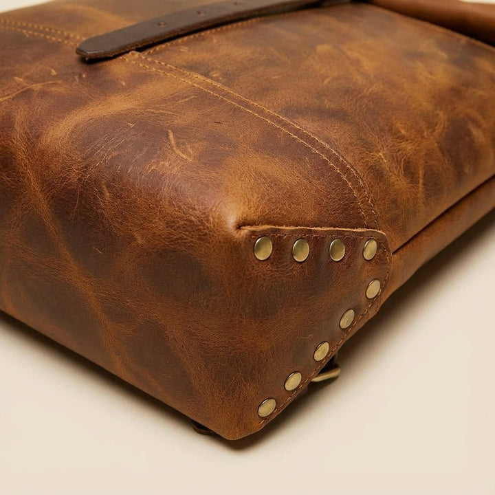 TrailForge heren vintage leren rugzak, bruin Crazy Horse leer. Stijlvolle en duurzame tas voor reizen of dagelijks gebruik.