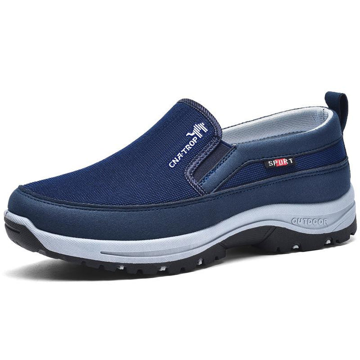 Zijaanzicht van de heren wandelschoen, toont stevige antislip zool en ademend materiaal voor ultiem comfort.