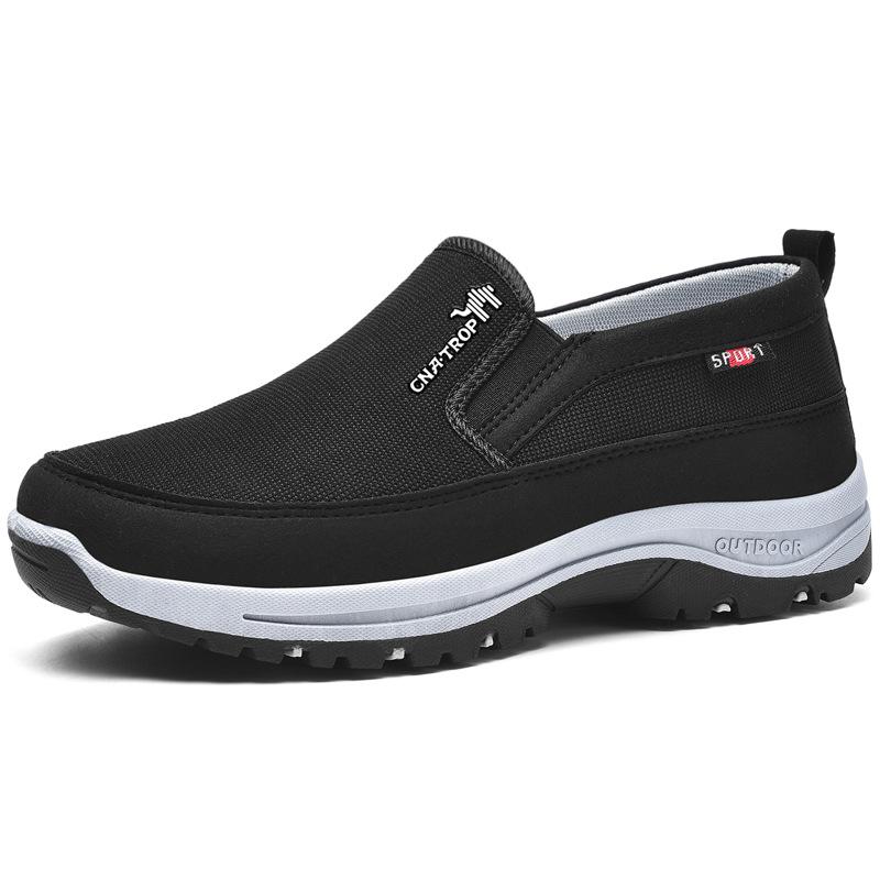 Bovenaanzicht van moderne heren sneakers, benadrukt het stijlvolle design en het gemak van instapschoenen.