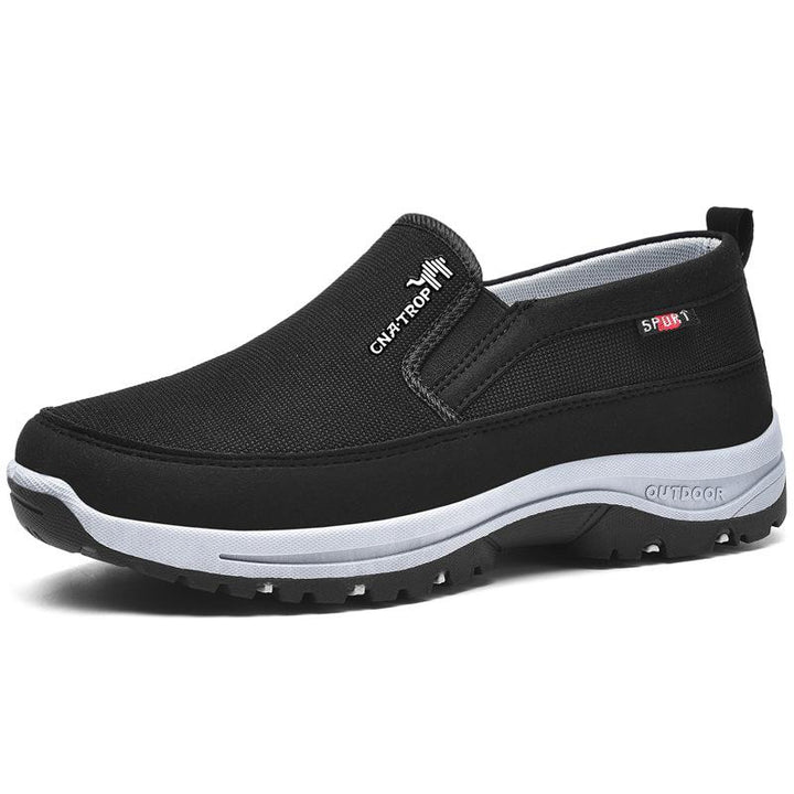 Bovenaanzicht van moderne heren sneakers, benadrukt het stijlvolle design en het gemak van instapschoenen.