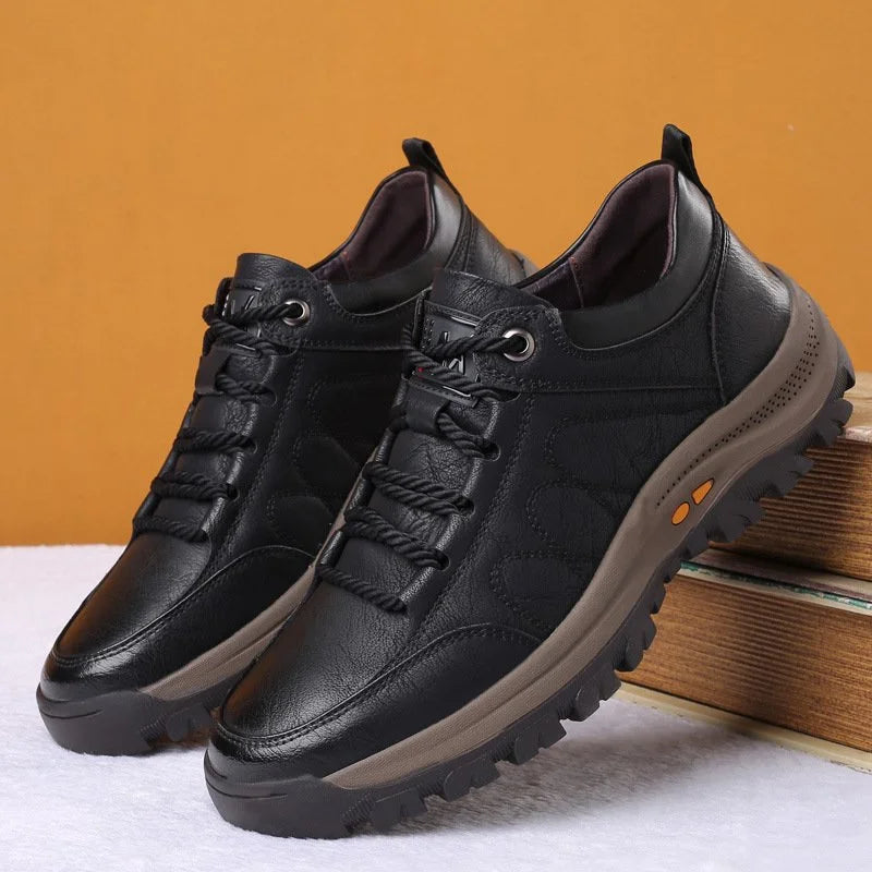 Duurzame outdoor herenschoenen met waterdichte en antislip eigenschappen. Ergonomisch design voor optimaal comfort.
