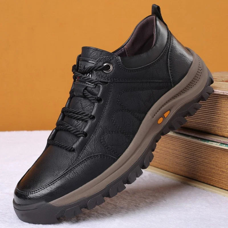 Stijlvolle casual herenschoenen met ergonomische zolen. Ideaal voor comfort en ondersteuning, verkrijgbaar in bruin/zwart.