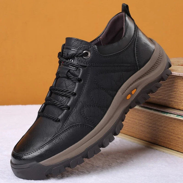 Stijlvolle casual herenschoenen met ergonomische zolen. Ideaal voor comfort en ondersteuning, verkrijgbaar in bruin/zwart.