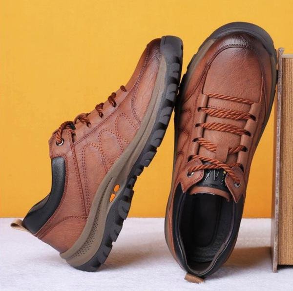 Bruine comfortabele heren wandelschoenen met ergonomische zolen. Waterdicht en antislip voor elk terrein.