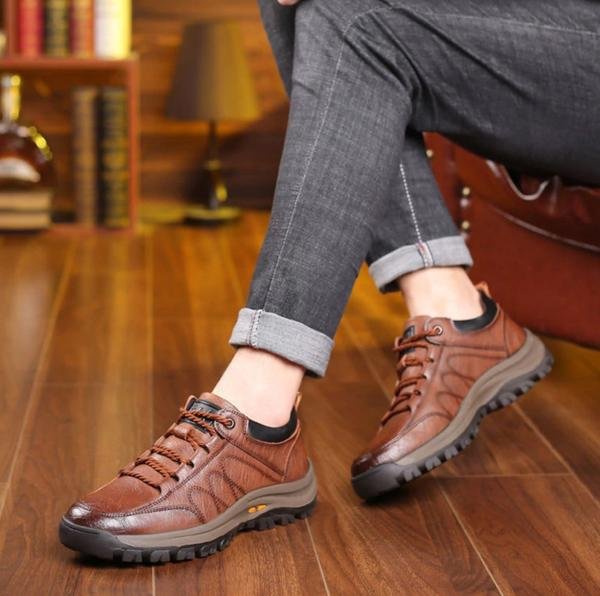 Zwarte stijlvolle herenschoenen met ergonomische zolen. Duurzaam, comfortabel en geschikt voor casual of outdoor.