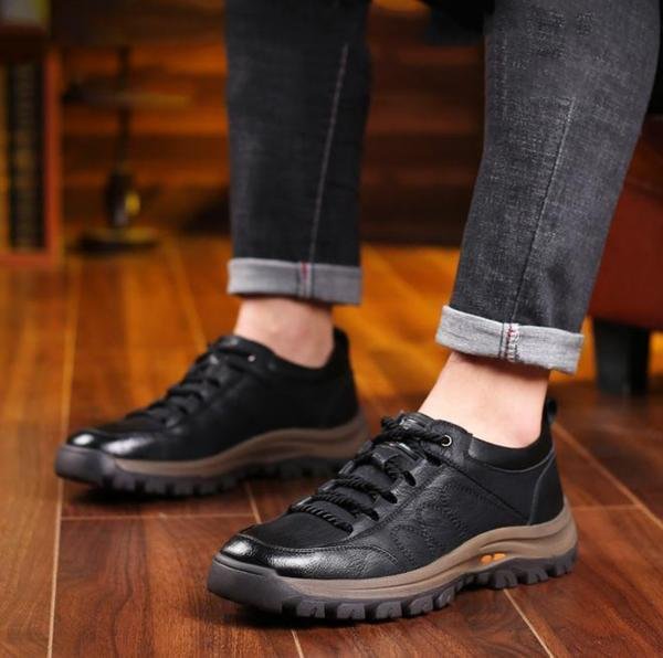 Ondersteunende herenschoenen met ergonomische zolen. Bieden maximaal comfort, zijn duurzaam, waterdicht en antislip.