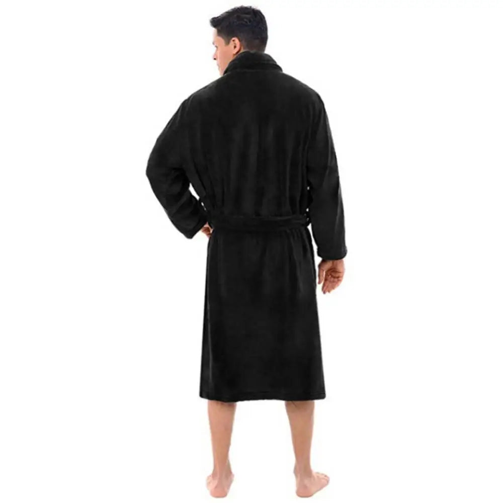 Zachte, lange herenbadjas met sjaalkraag in neutrale kleur voor ultiem thuiscomfort en ontspanning.