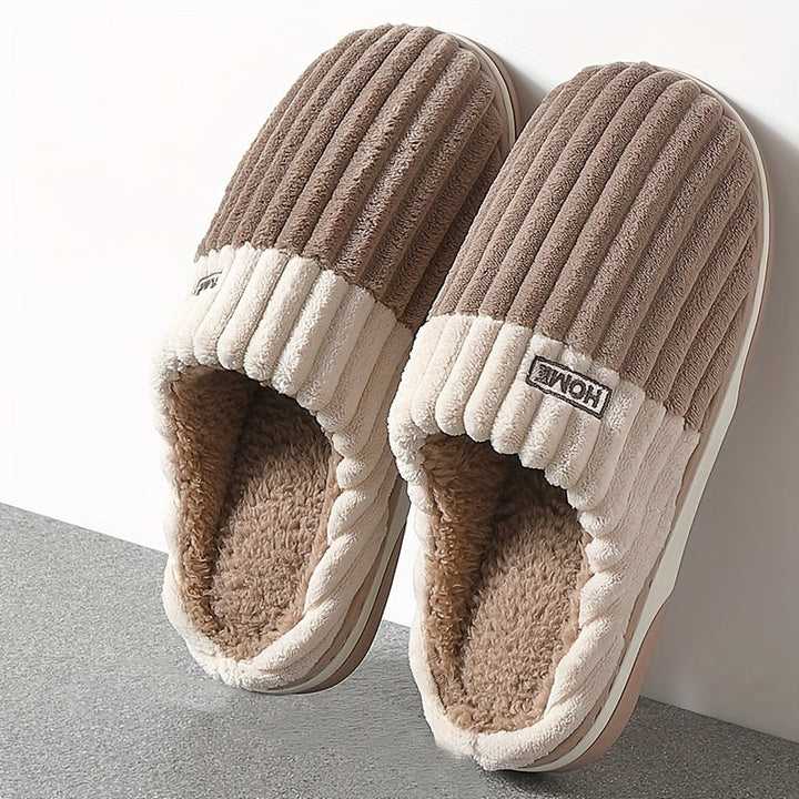 Zijaanzicht van een heren comfort pantoffel, toont zachte stof en stevige, warme constructie.