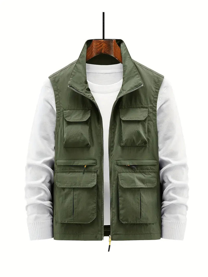 Sportief heren vest met volledige ritssluiting en functionele zakken. Waterdicht en veelzijdig voor casual en outdoor activiteiten.