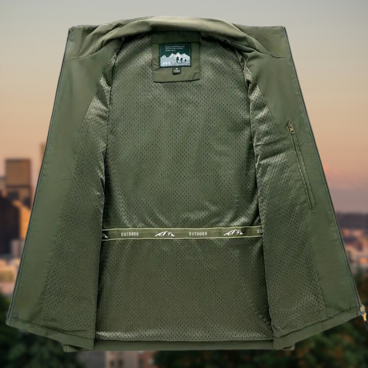 Functioneel heren outdoor vest, waterdicht en comfortabel met ritssluiting en meerdere zakken. Perfect voor gure dagen.
