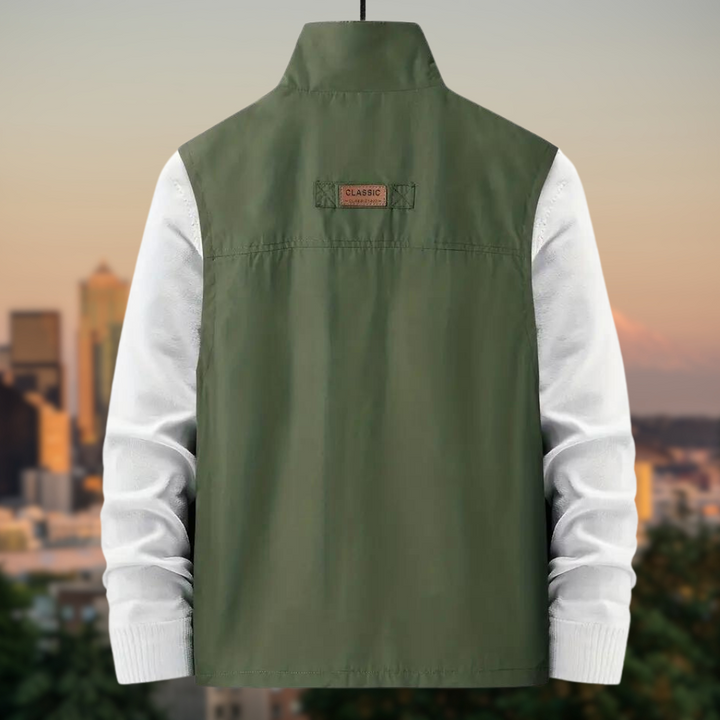 Comfortabel waterdicht herenvest met ritssluiting en zakken, beschermt tegen weer en wind. Ideaal voor sportieve man.