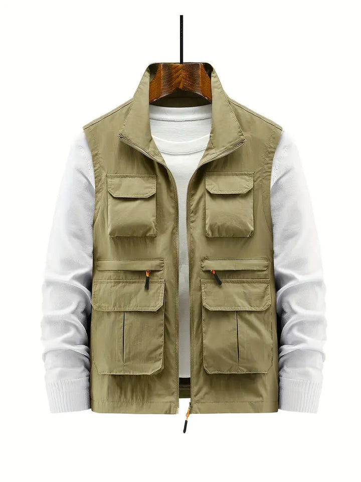 Modern heren vest met stevige ritssluiting, handige zakken en waterdichte afwerking. Geschikt voor outdoor en dagelijks.