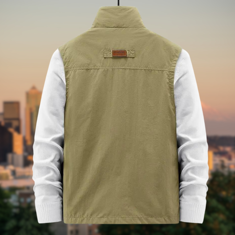 Warm en waterdicht herenvest voor herfst en winter. Voorzien van ritssluiting en praktische zakken voor gemak.