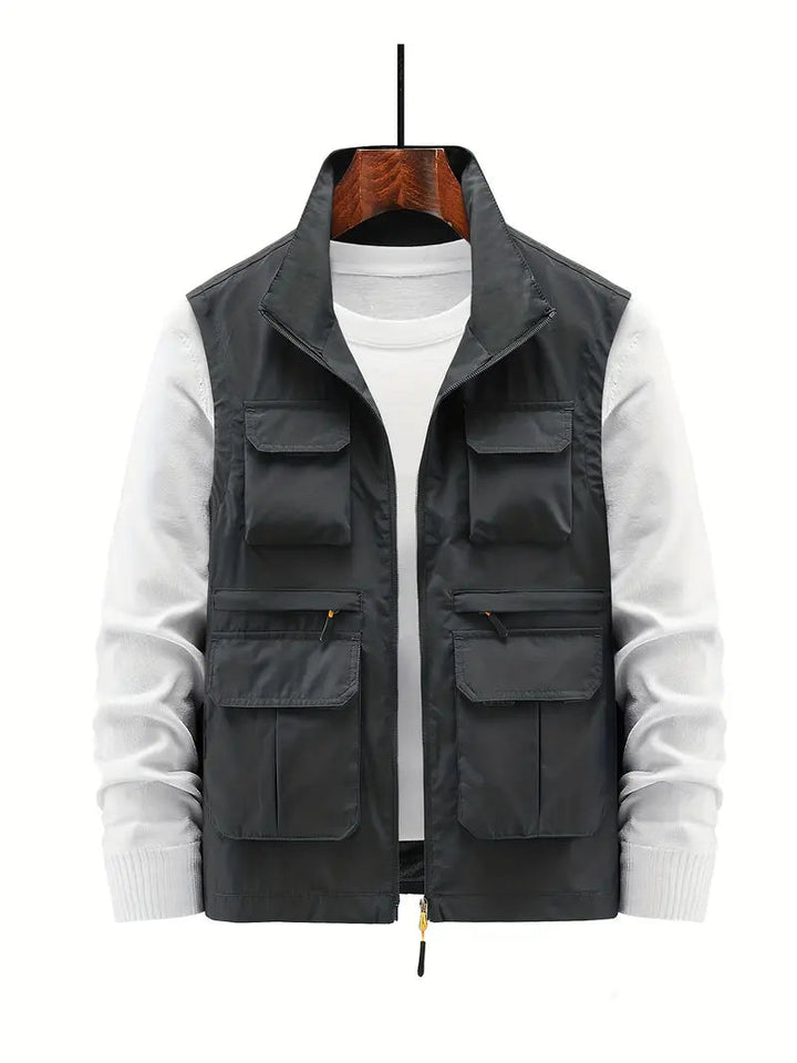 Actief heren vest, waterdicht en comfortabel, met ritssluiting en veilige zakken. Perfect voor outdoor activiteiten.