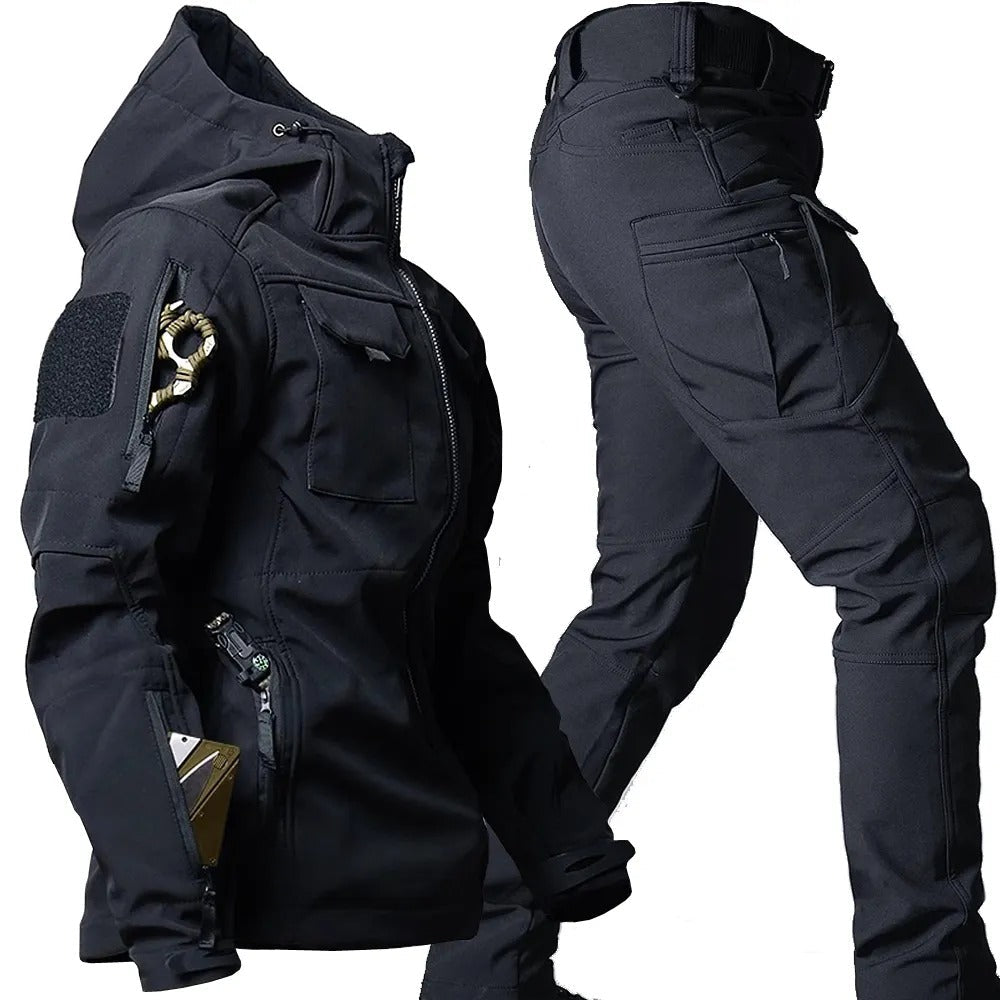 Model draagt duurzame heren outdoor jas, ideaal voor wandelen, kamperen en avonturen in de natuur.