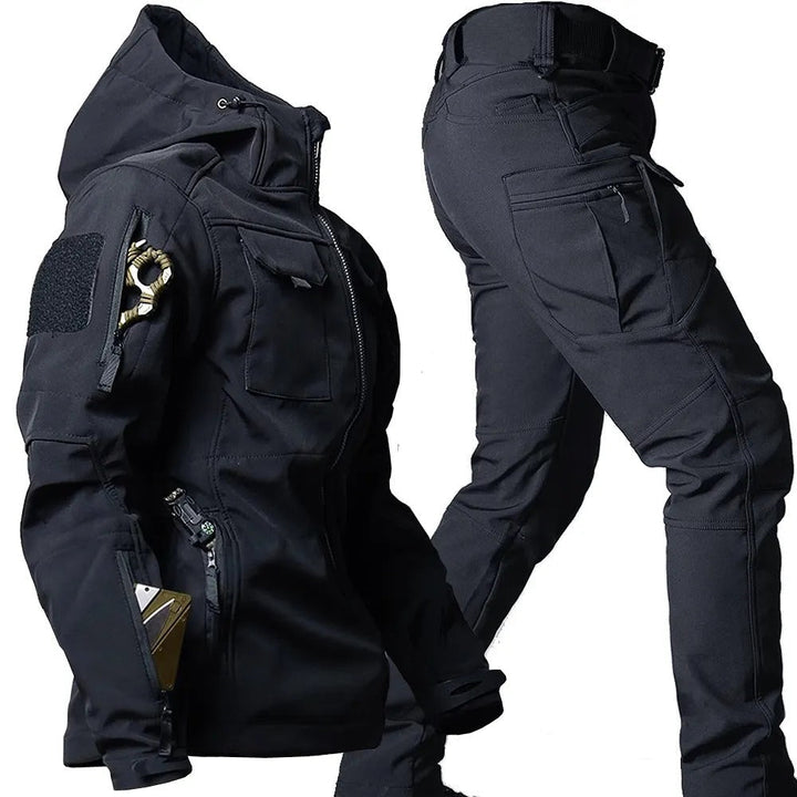 Model draagt duurzame heren outdoor jas, ideaal voor wandelen, kamperen en avonturen in de natuur.