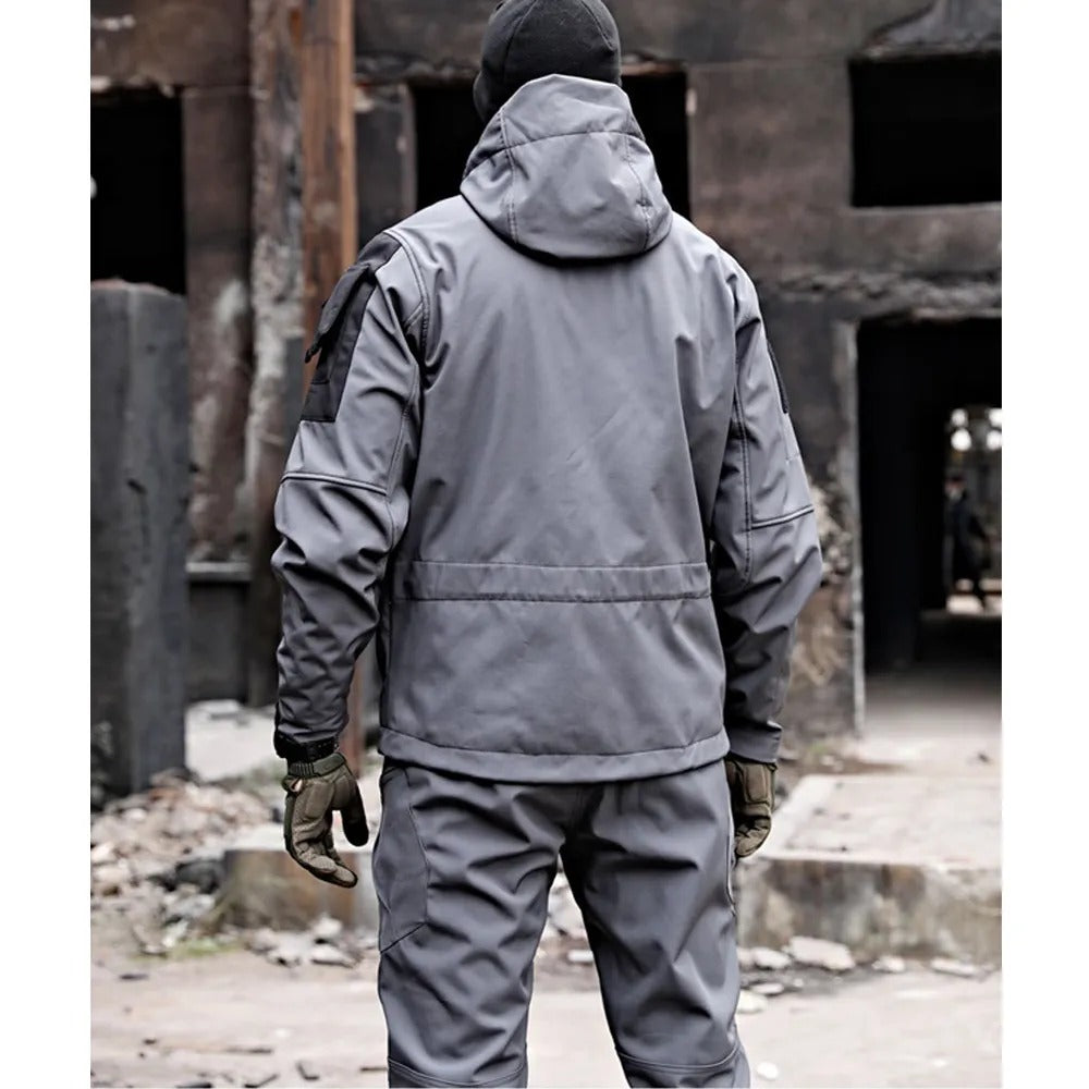 Robuuste heren waterdichte buitenkleding set voor winddichte bescherming tijdens wandelen en buitensport.