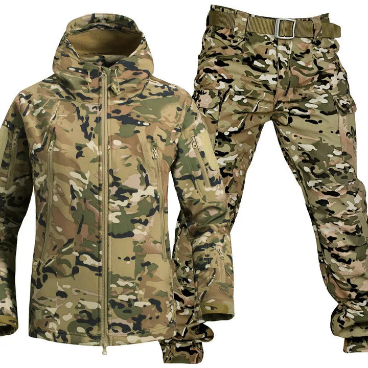Waterdichte heren outdoor outfit, perfect voor avontuurlijke mannen in de natuur.