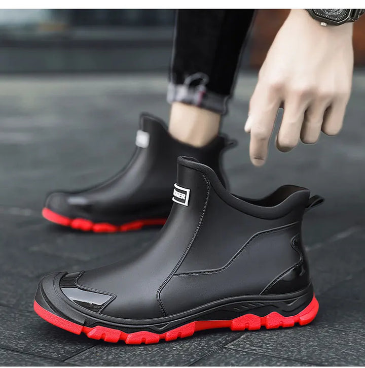 Zwarte waterdichte heren wandelschoenen, robuust en comfortabel voor elk terrein en lange tochten.