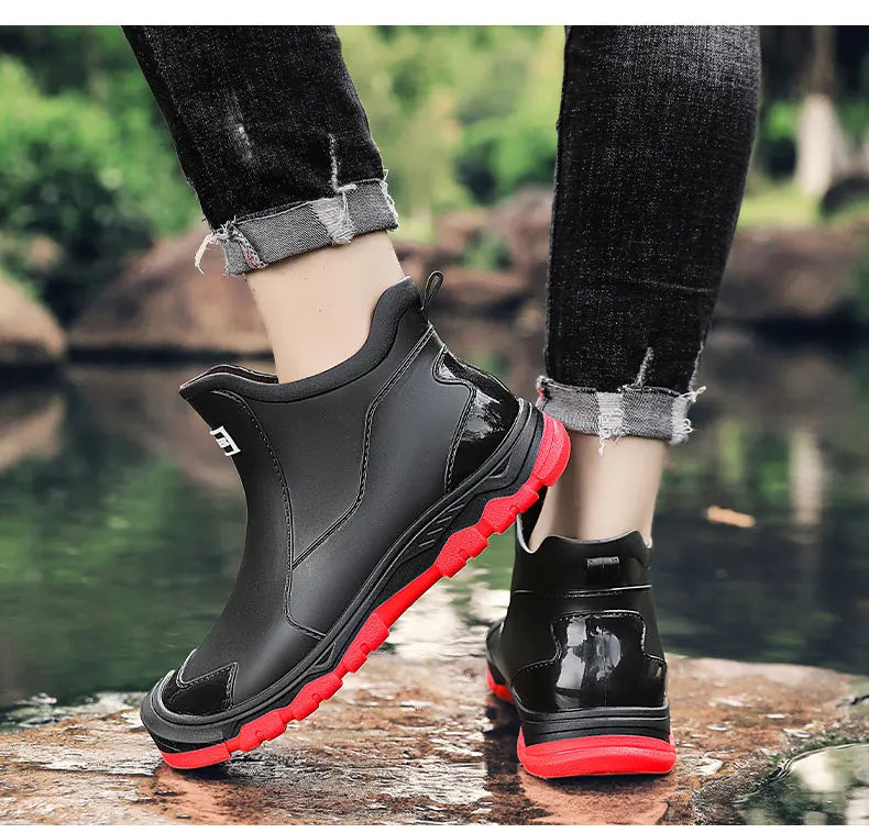 Rode heren waterdichte outdoor schoenen, comfortabel en antislip, perfect voor diverse weersomstandigheden.