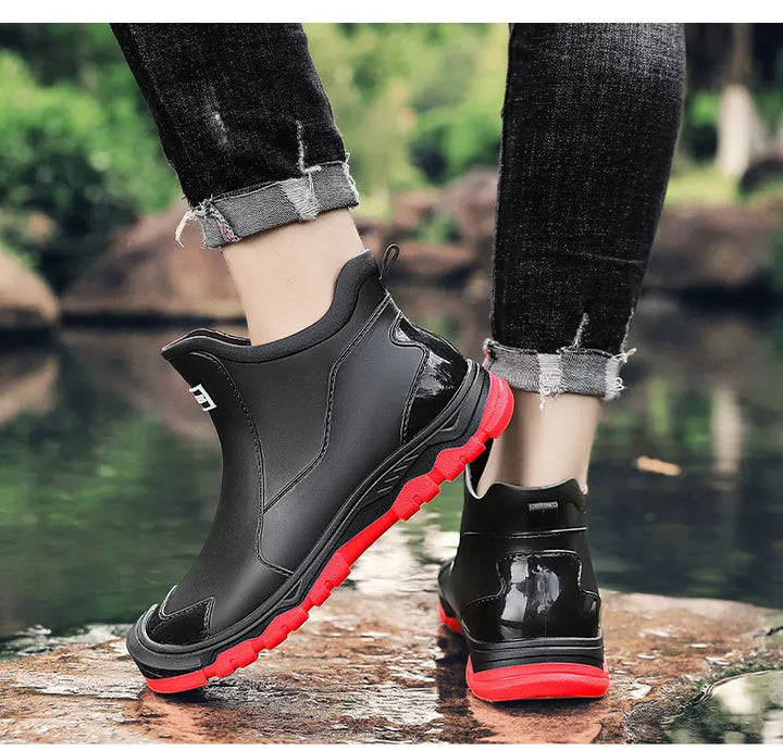 Rode heren waterdichte outdoor schoenen, comfortabel en antislip, perfect voor diverse weersomstandigheden.