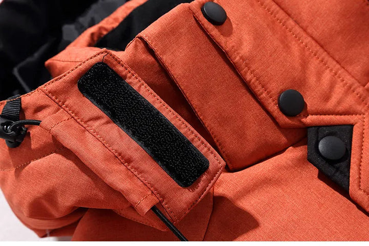 Winddichte en warme heren winterjas met capuchon, ideaal voor outdoor avonturen.
