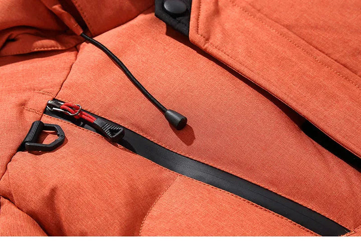 Robuuste heren buitenjas met capuchon, winddicht en comfortabel voor winterse omstandigheden.