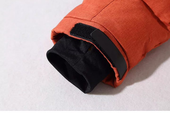 Duurzame heren winterjas met capuchon, ontworpen voor langdurig wintercomfort en warmte.