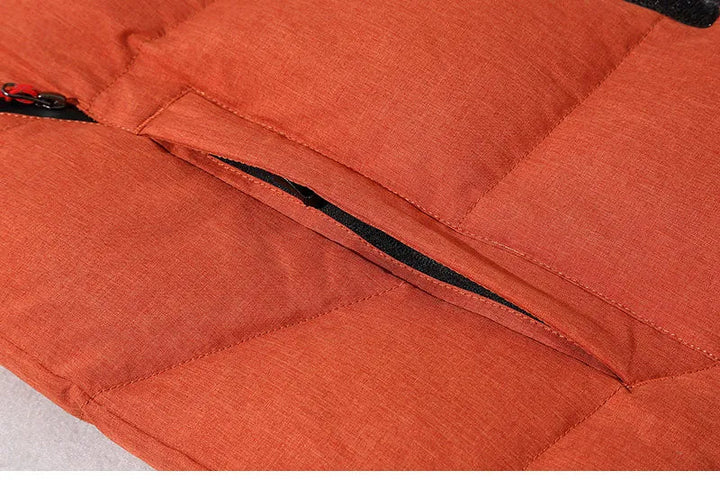 Praktische heren winterjas met capuchon, warm en functioneel voor de koude dagen.