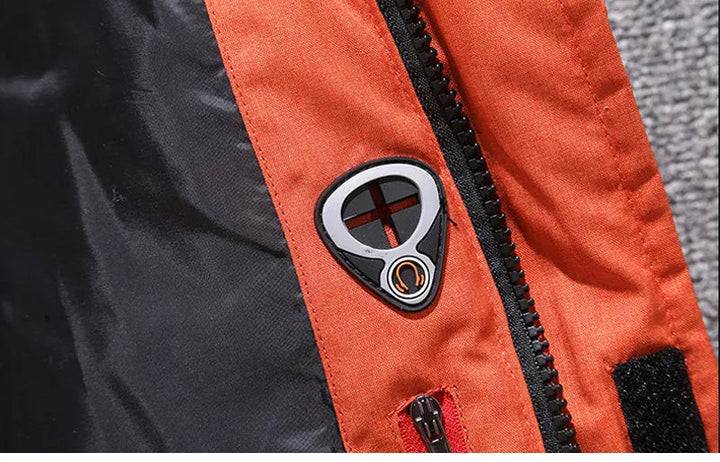 Comfortabele heren winterjas met capuchon, geschikt voor diverse winteractiviteiten.