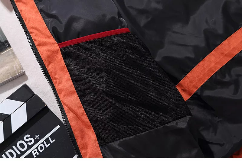 Sportieve en warme heren winterjas met capuchon, voor een actieve levensstijl in de kou.