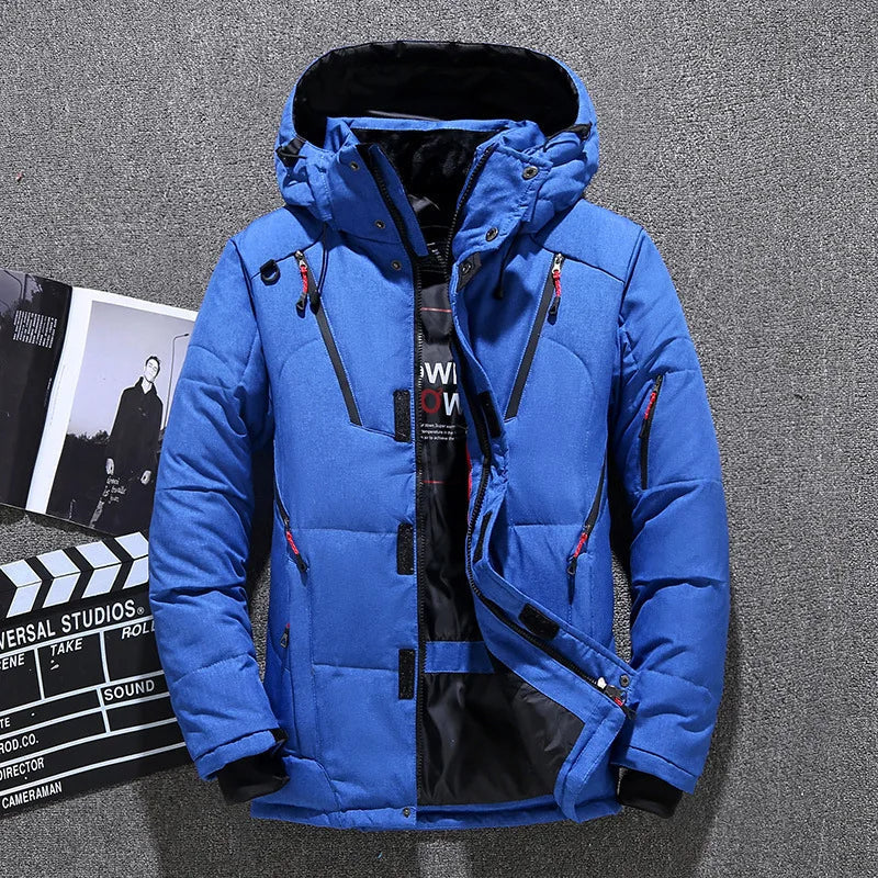 Moderne heren jas met capuchon, essentieel voor comfortabele wintermode en warmte.