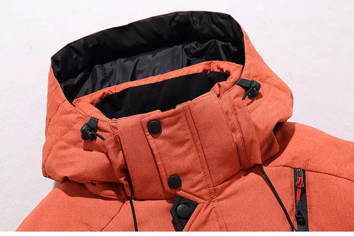Stijlvolle heren winterjas met capuchon, houdt je warm en comfortabel in de winterkou.