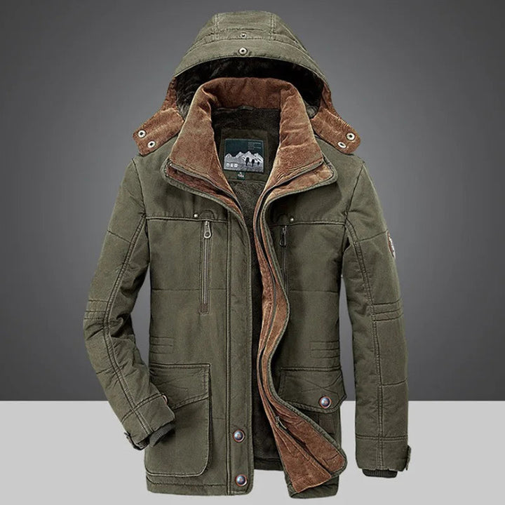 Comfortabele kaki heren outdoor winterjas met dubbele sluiting, capuchon en praktische zakken.