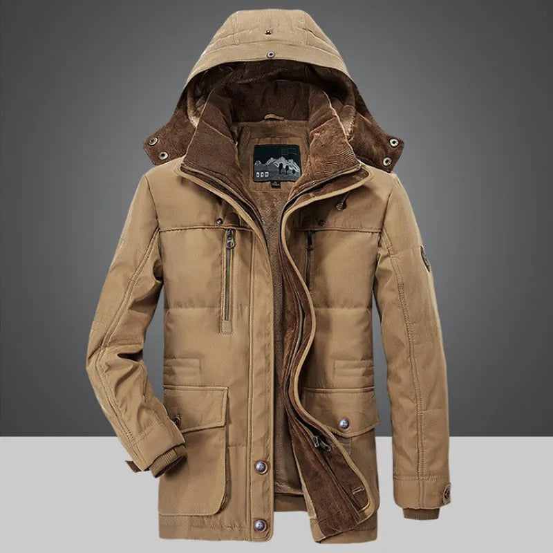 Lange, warme heren winterjas in marineblauw met dubbele sluiting en capuchon. Ideaal voor de winter.