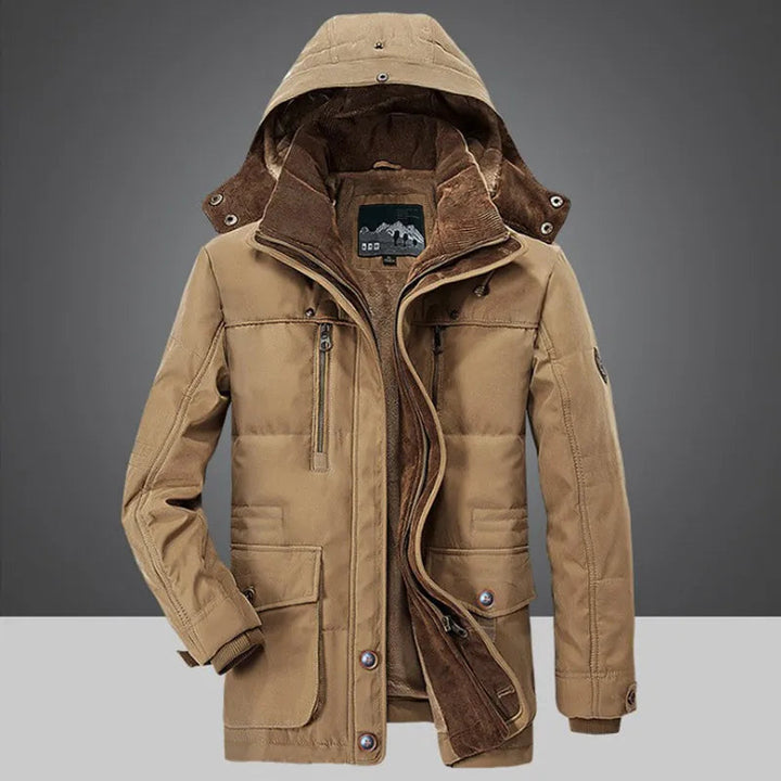 Lange, warme heren winterjas in marineblauw met dubbele sluiting en capuchon. Ideaal voor de winter.