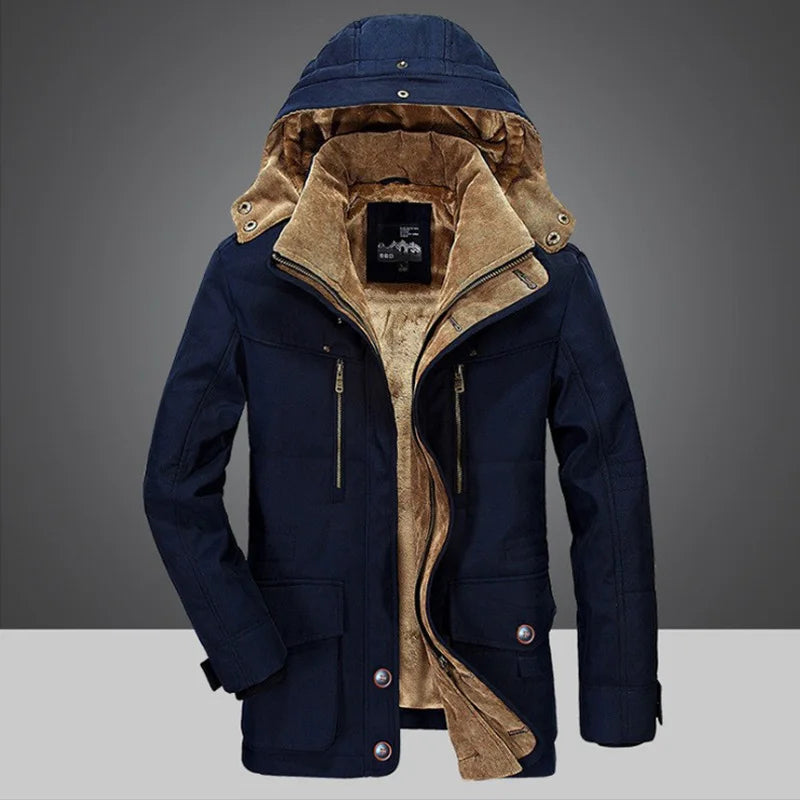 Robuuste heren winterjas met dubbele sluiting. Geschikt voor outdoor; beschikbaar in groen, bruin, kaki.