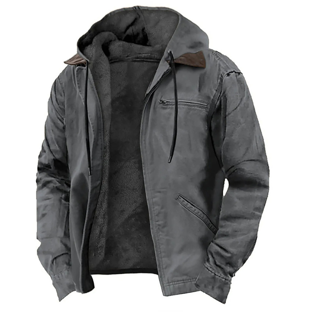 Close-up van de heren winterjas met capuchon, toont praktische zakken en de verstelbare taille.