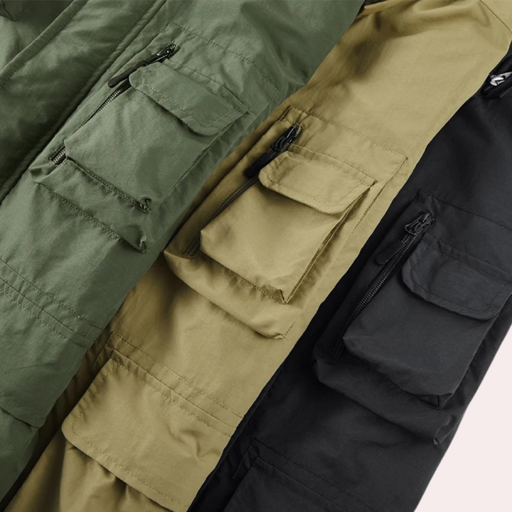 Gewatteerde heren parka jas met capuchon, biedt warmte en bescherming tegen de kou.