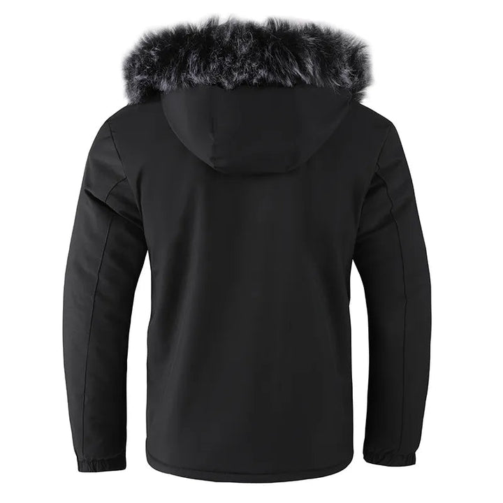 Detailopname van de warme capuchon van de heren winterparka, beschermt optimaal tegen wind en kou.