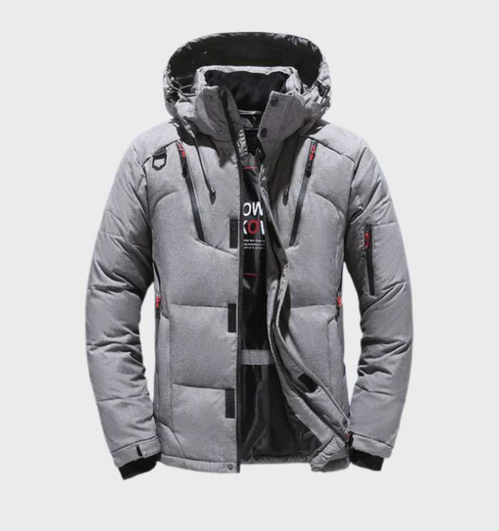 Man draagt een warme heren winterparka met capuchon. Winddicht en comfortabel voor koud weer en casual herenkleding.