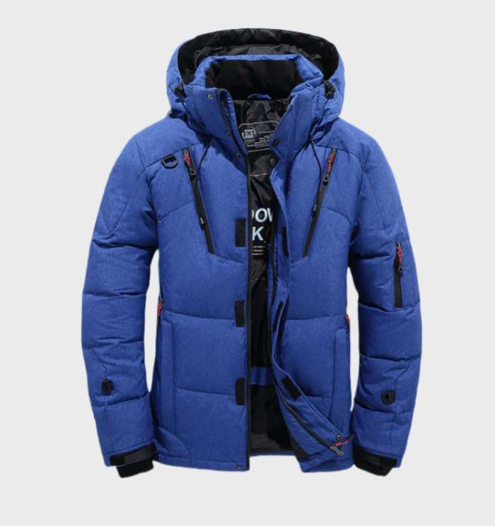 Detail van de warme capuchon van een heren winterparka. Waterdicht en winddicht, ideaal voor koud weer en outdoor.