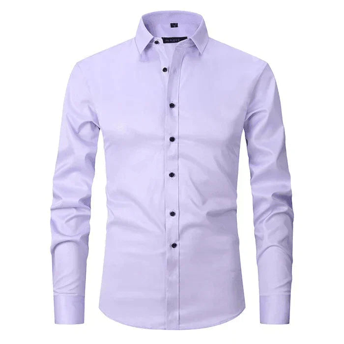 Close-up van de manchet en mouw van dit stijlvolle heren overhemd, lange mouwen, tailored fit. Modieus en kantoorproof.