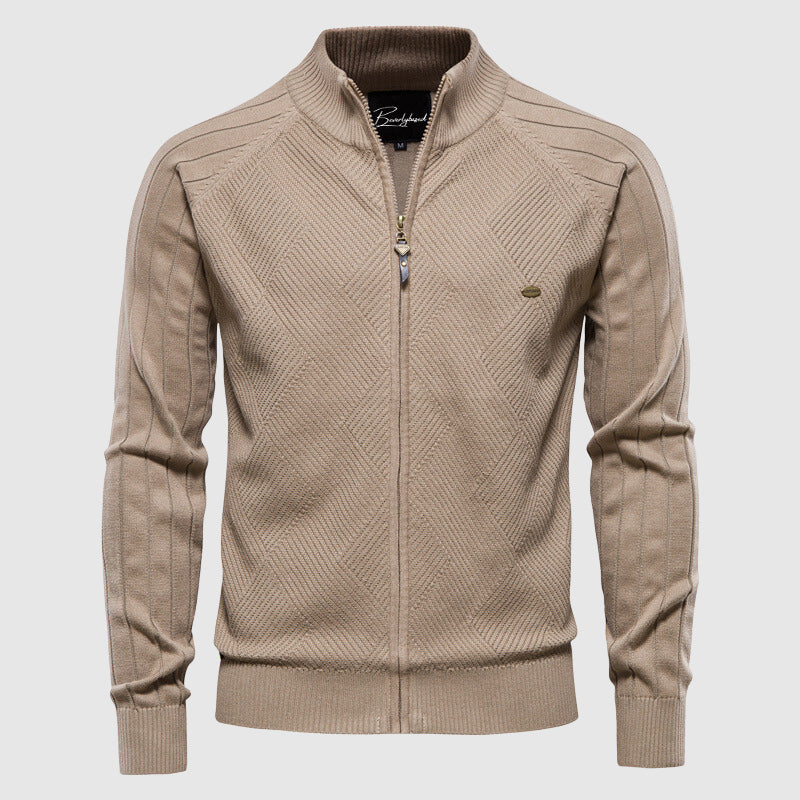 Detailopname van de heren zip-up cardigan; toont elegant ruitpatroon en zachte stof, veelzijdig voor mannen.