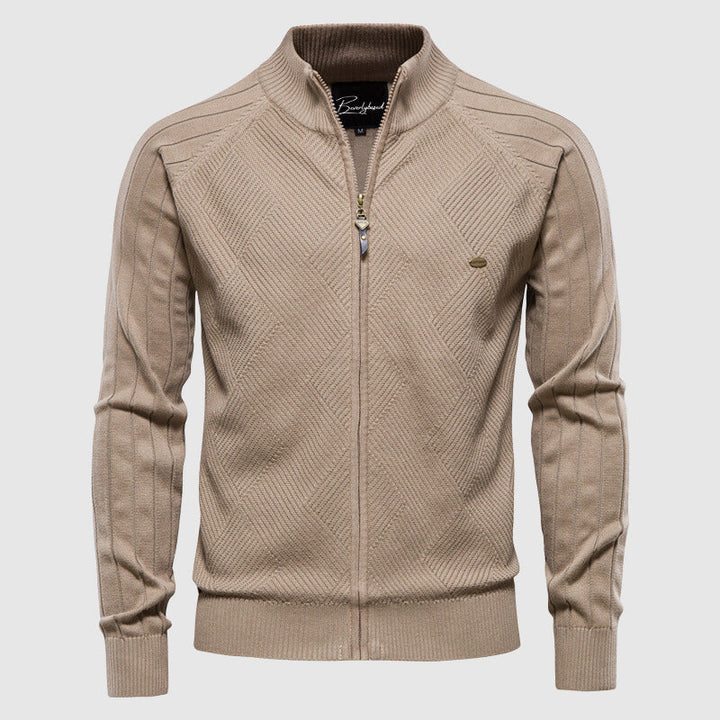 Detailopname van de heren zip-up cardigan; toont elegant ruitpatroon en zachte stof, veelzijdig voor mannen.