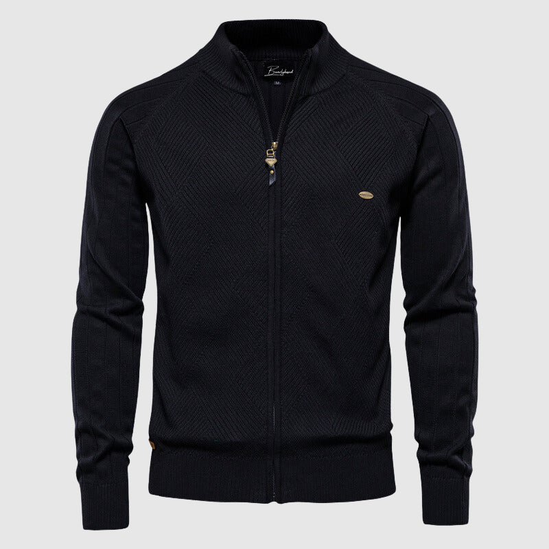 Man draagt elegante heren zip-up cardigan met ruitpatroon en staande kraag, perfect voor smart casual look.